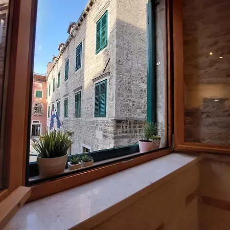 Palace Apartment *