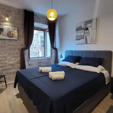 Palace Apartment *